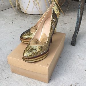 Gold sequin platform pumps!